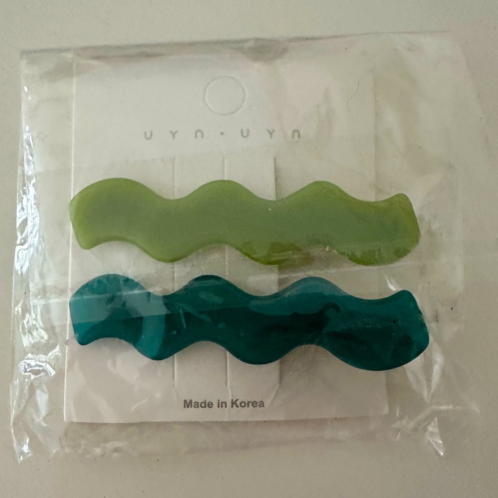 Green squiggle hair slides